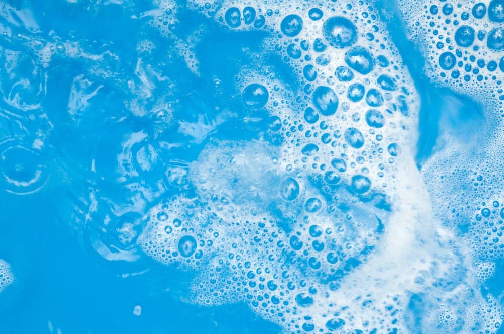 Agua de jabón azul