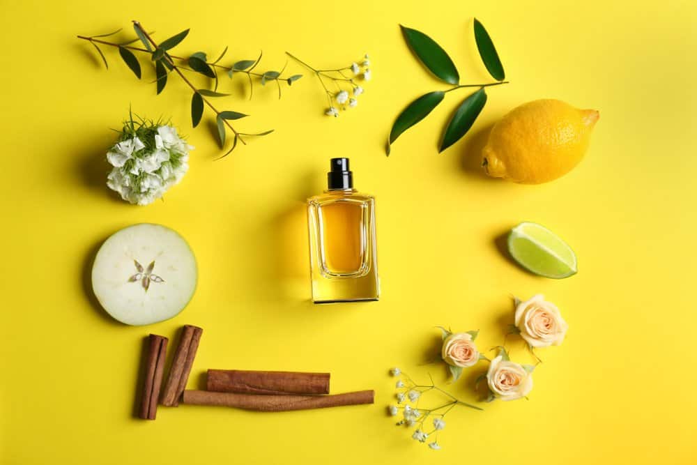 Canela, limón y aceite natural en el fondo amarillo