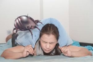 Mujer alérgica a un enorme ácaro de polvo en la cama