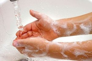 Lavar las manos con jabón y agua