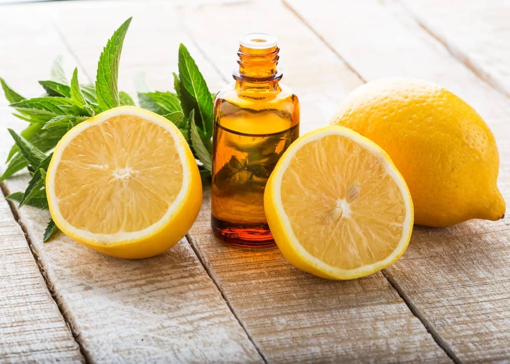 Limones y una botella de aceite en la mesa