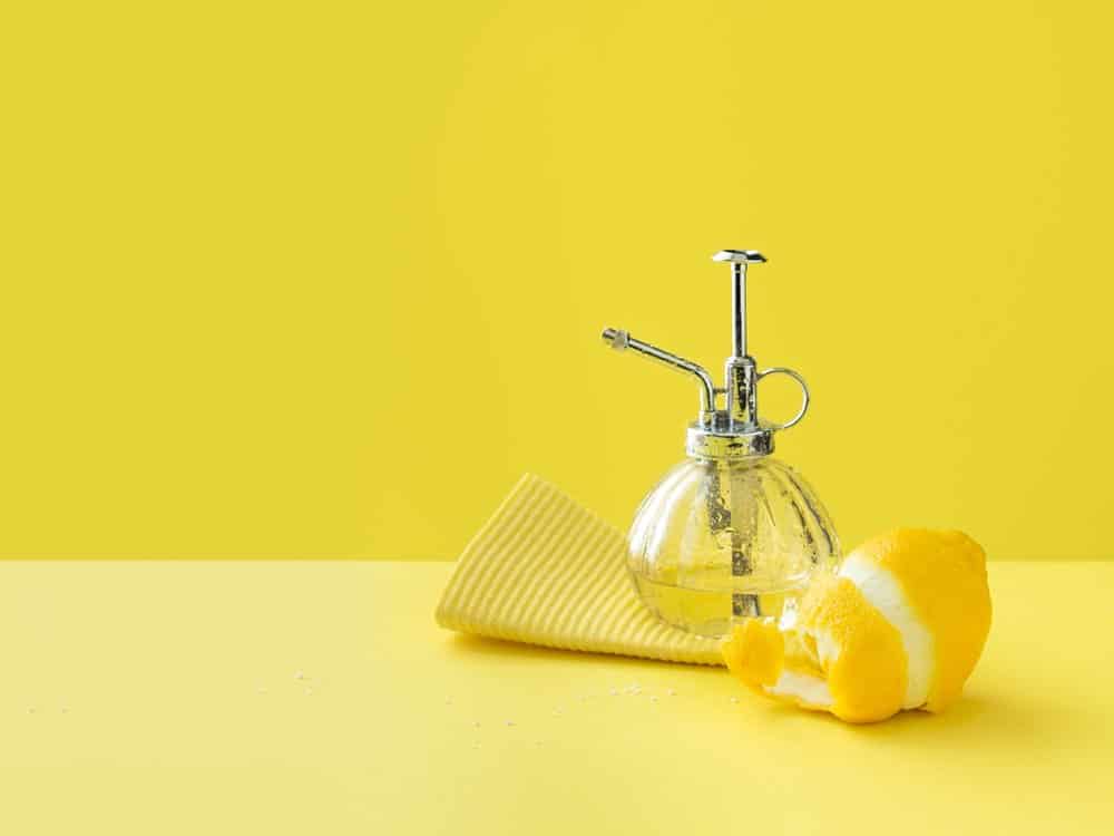 Limón y spray en el fondo amarillo
