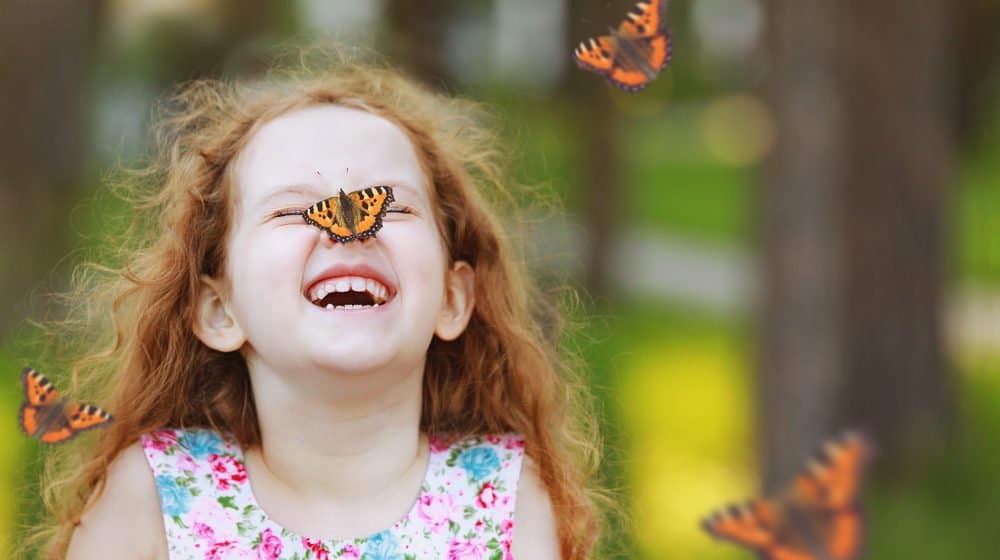 mariposas rodeó a la chica