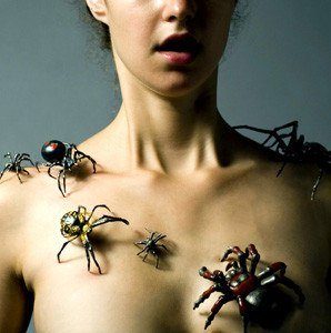 Muchas arañas en el cuerpo de una mujer.