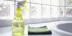 Spray de agua y paño de limpieza 
