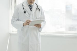 El doctor está leyendo un historial médico