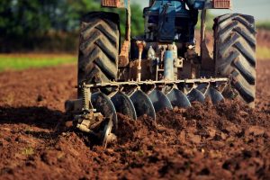 Agricultor que conduce el tractor