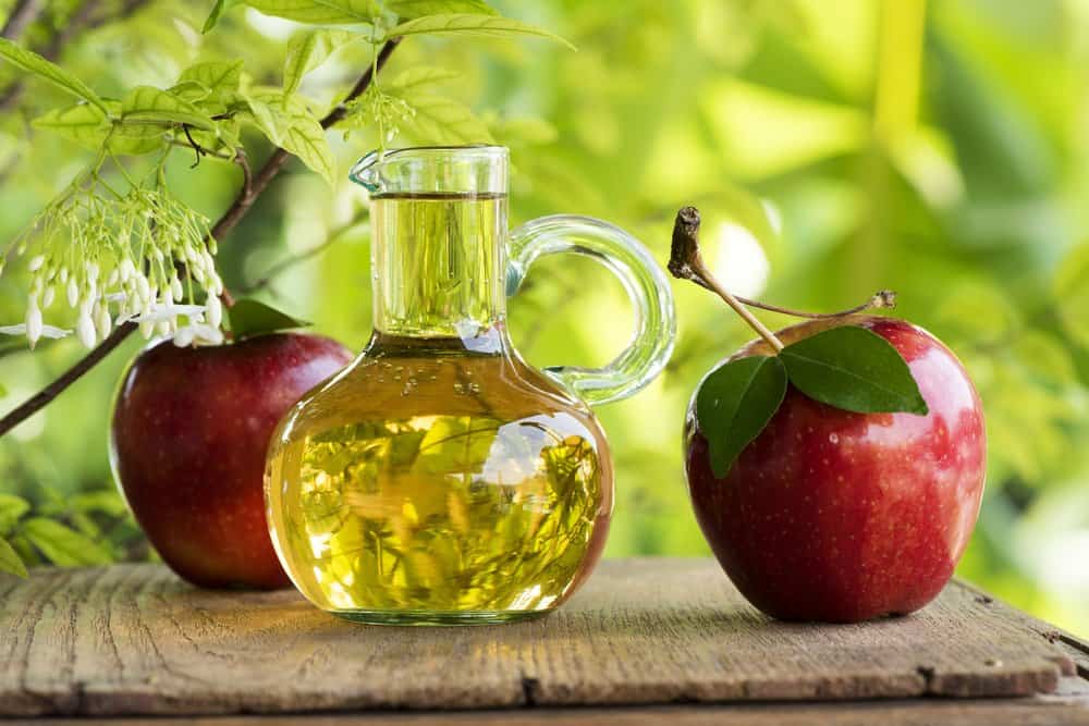 Vinagre de manzana en la mesa de madera