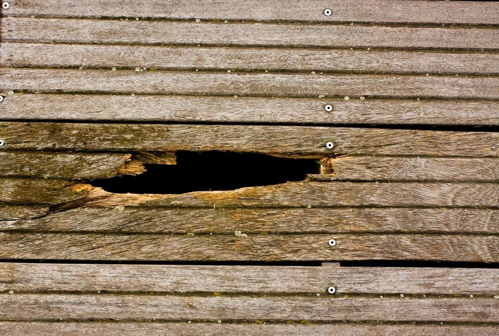 Un gran agujero en la pared de madera