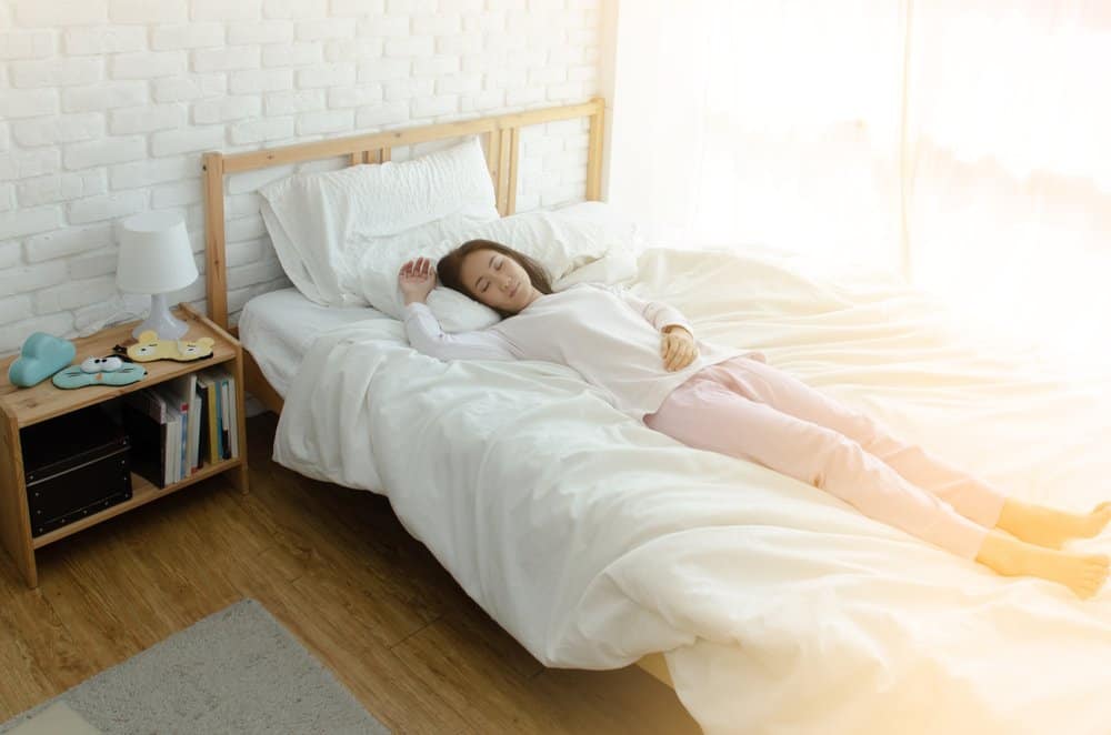 Una mujer está durmiendo en la cama