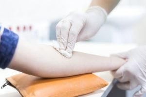 Desinfectar la piel del brazo por algodón antes de administrar una vacuna inyectable.