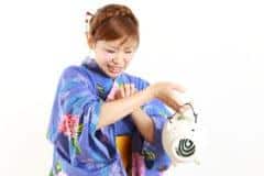 Mujer joven con kimono japonés con la bobina del mosquito, mordido por el mosquito.