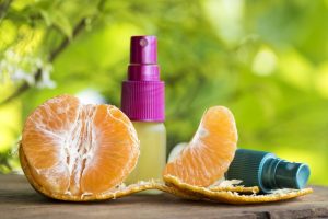 Aceite esencial de naranja se mezcla con agua en una botella de pulverización 