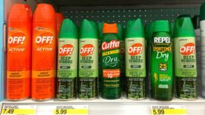 Almacene el estante con botellas de aerosol de varias marcas de repelente de insectos. Los repelentes de insectos aplicados a la piel a menudo se usan para evitar las picaduras de insectos durante la primavera y el verano.