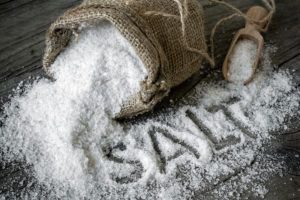 la palabra "sal" escrita con la sal.