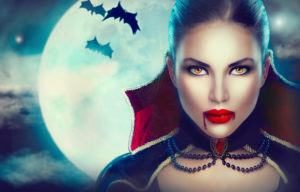 Retrato de la mujer vampiro sobre fondo de la noche de miedo con murciélagos. Belleza Chica atractivo del vampiro con gotas de sangre en la boca. Vampiro maquillaje diseño de la moda del arte.