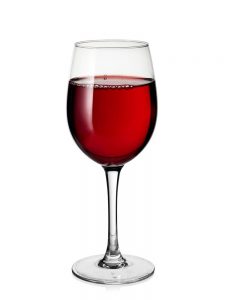 Una copa de vino tinto sobre fondo blanco.