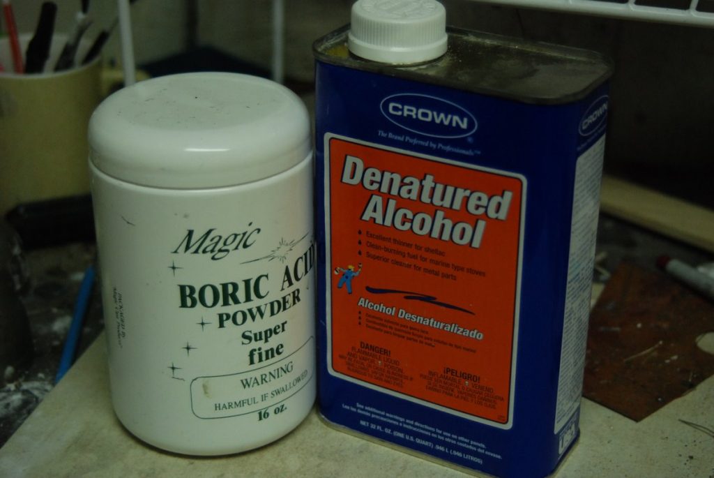Una botella de producto de ácido bórico